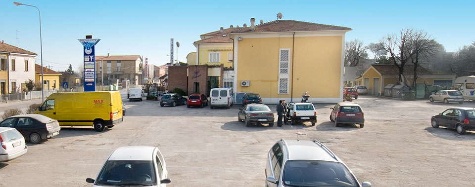 Ampio parcheggio di fronte all'albergo Metauro